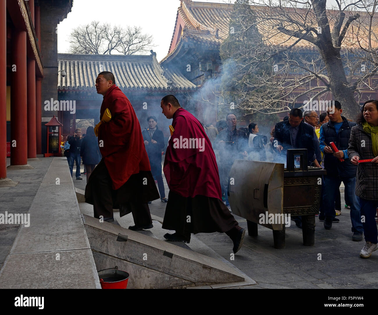 Les moines bouddhistes du Temple Yonghe Palace de paix et d'Harmonie Lama Bouddhisme Bouddhiste Lamaserie Beijing Chine religion RM Asia Banque D'Images