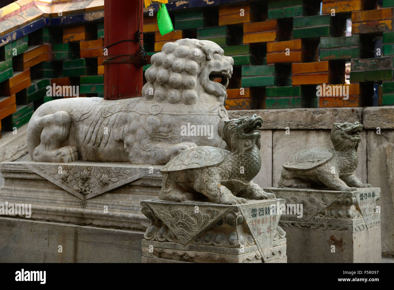 Le Temple de Yonghe Statues de tortues Lion Palais de la paix et l'harmonie Lama Bouddhisme Bouddhiste Lamaserie Beijing Chine religion RM Asia Banque D'Images