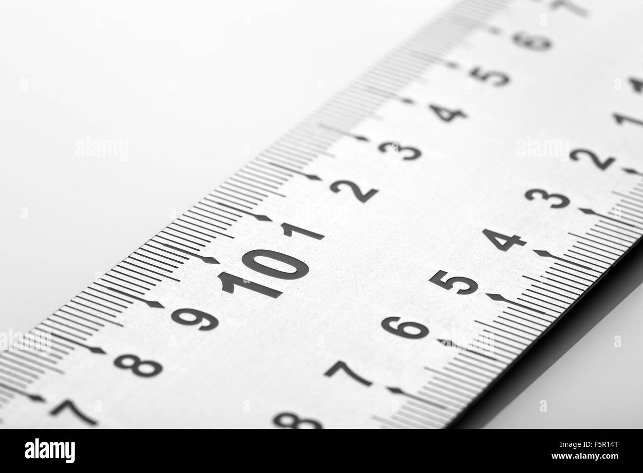 Iron ruler Banque d'images noir et blanc - Alamy