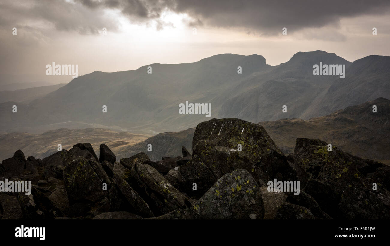 Du sommet du Bowfell face aux montagnes de l'scafell Banque D'Images