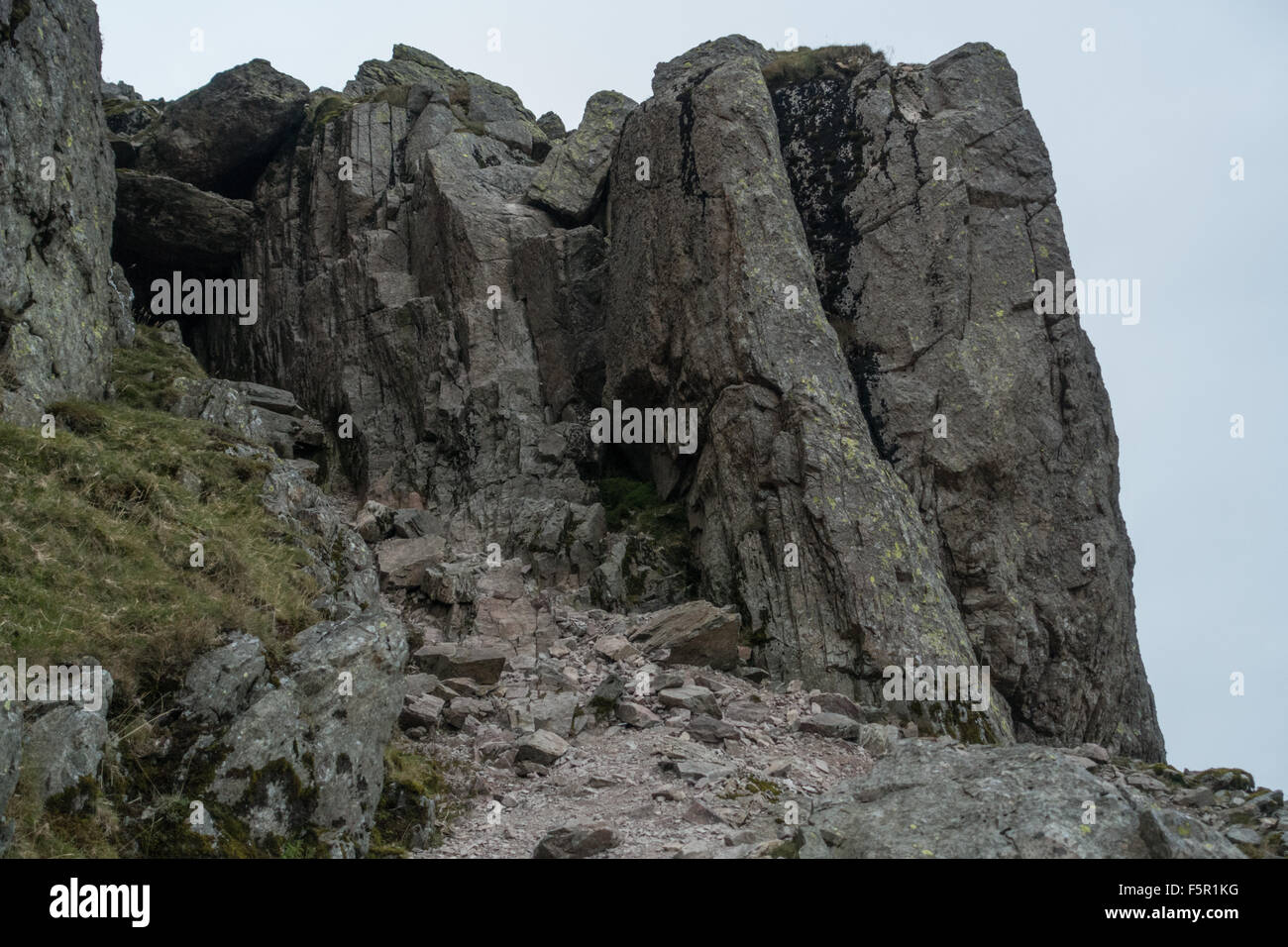 La dangereuse mauvaise étape sur crinkle crags Banque D'Images