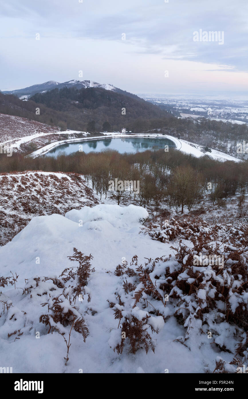 La neige au niveau du réservoir à Camp britannique, une partie de la collines de Malvern dans le Herefordshire et Worcestershire. Banque D'Images