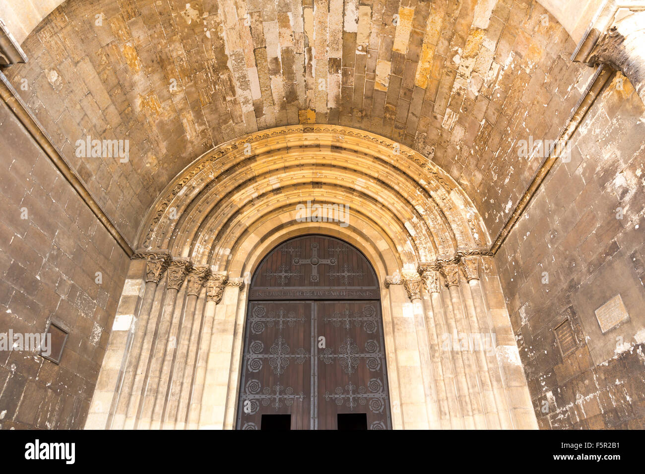 Plafond de l'arche immeuble ancien avec portes en fer, Portugal Banque D'Images