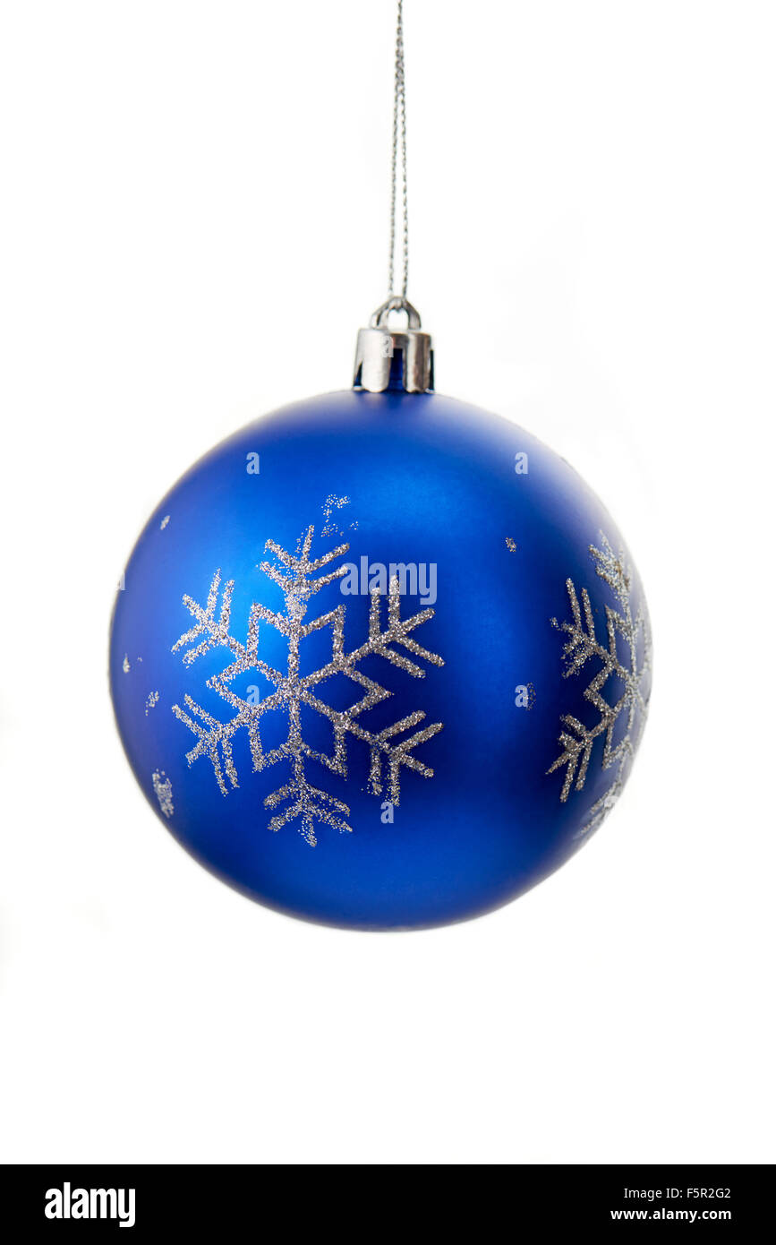 Boule de Noël bleu et argent sparkly flocons isolé sur fond blanc Banque D'Images