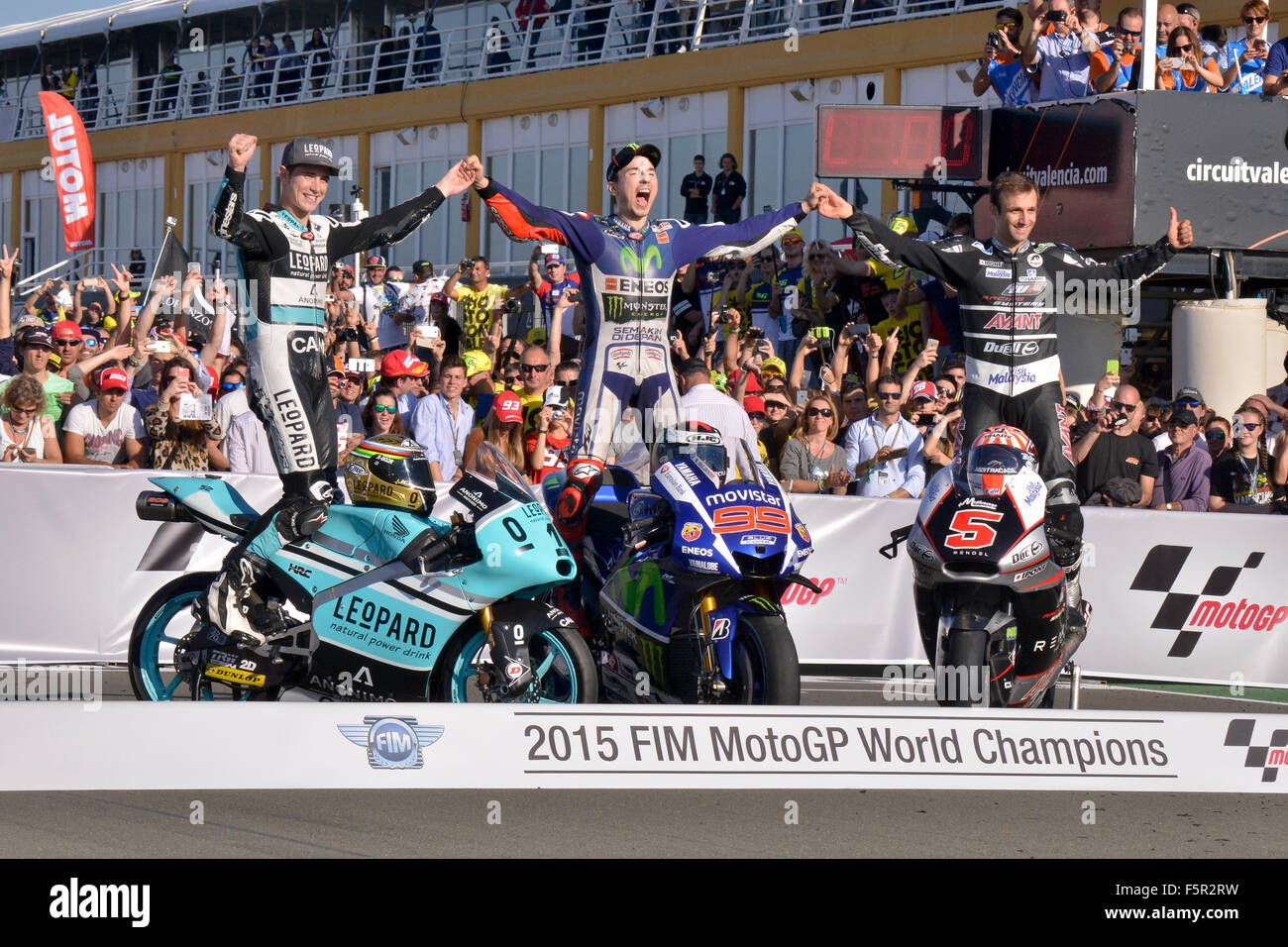 Les trois champions du monde de la moto, de Jorge Lorenzo, Danny Kent et Johann Zarco, célébrer le Championnat du Monde MotoGP à Cheste, Valence Banque D'Images