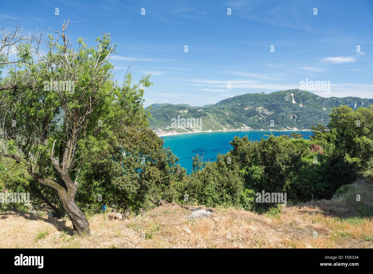 Les eaux bleues de la baie d'Agios Georgios Afionas, Corfou, Grèce. Banque D'Images