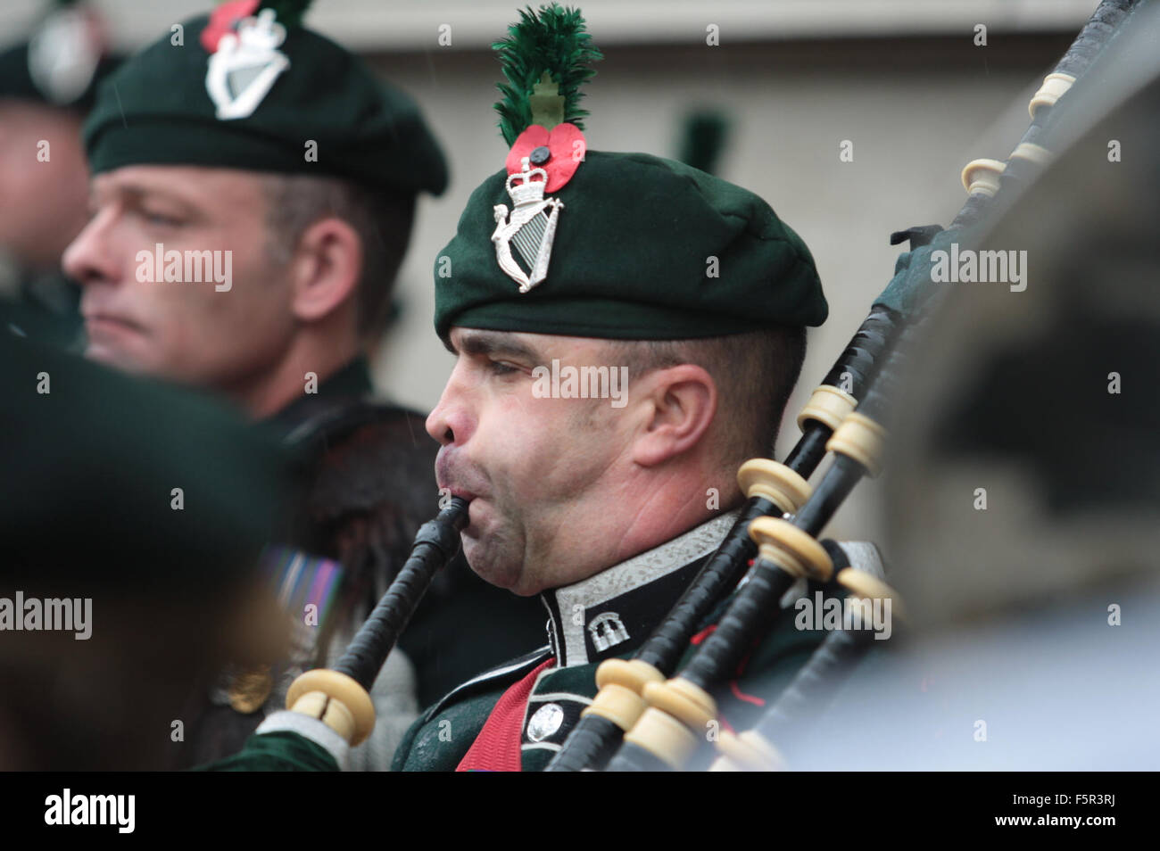 Belfast, Royaume-Uni. 8e novembre 2015. Un cornemuseur de l'Orchestre de la Royal Irish Regiment. Credit : Bonzo/Alamy Live News Banque D'Images