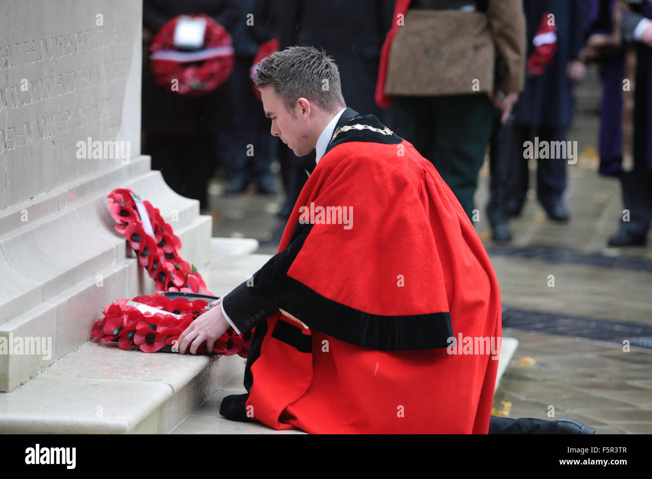 Belfast, Royaume-Uni. 8e novembre 2015. Vice-maire de la ville de Belfast Alderman Guy Spence portant des couronnes de coquelicots au cénotaphe. Credit : Bonzo/Alamy Live News Banque D'Images