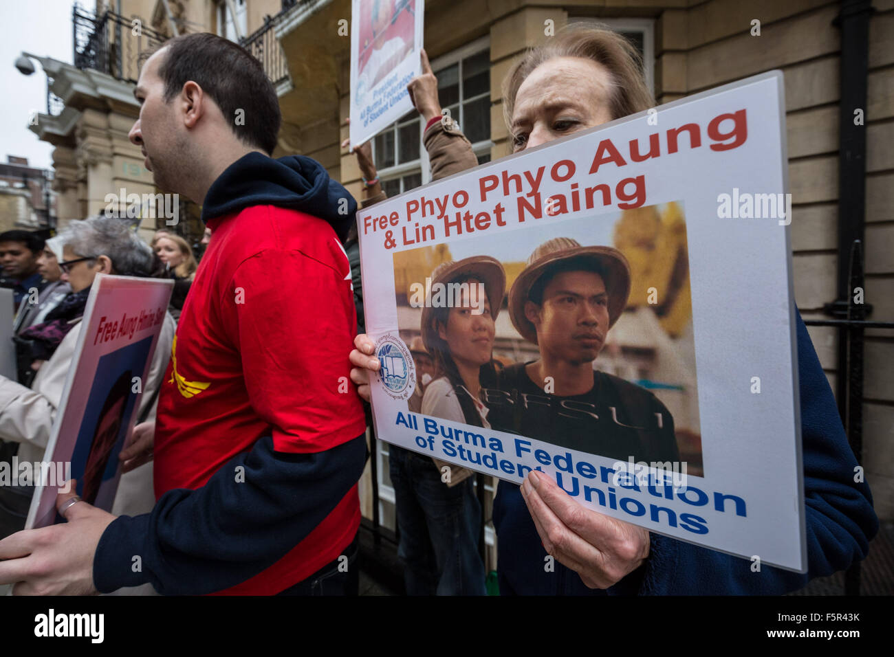 Londres, Royaume-Uni. 8 novembre, 2015. Élection birmane ambassade protester Crédit : Guy Josse/Alamy Live News Banque D'Images