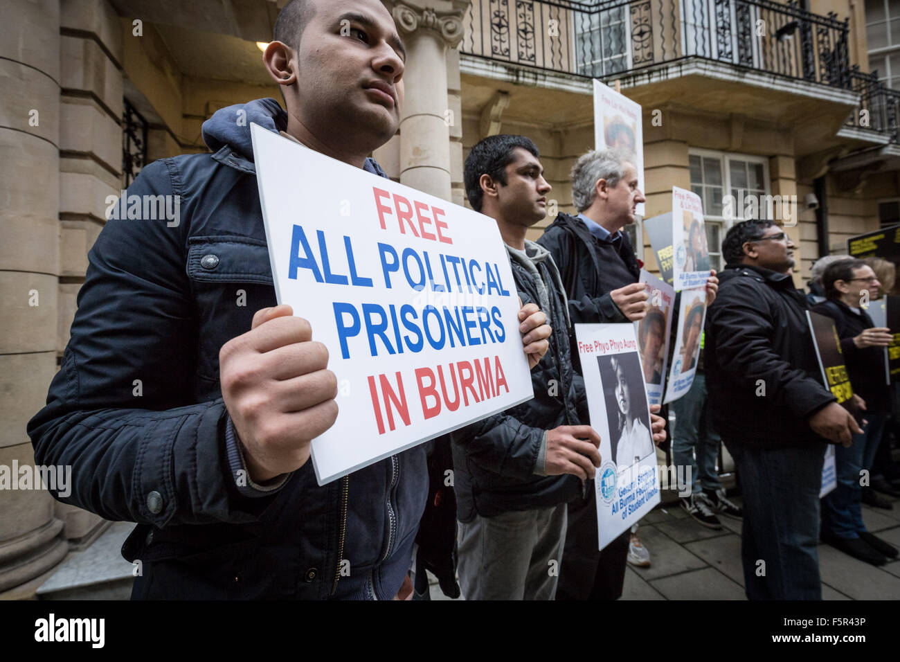 Londres, Royaume-Uni. 8 novembre, 2015. Élection birmane ambassade protester Crédit : Guy Josse/Alamy Live News Banque D'Images