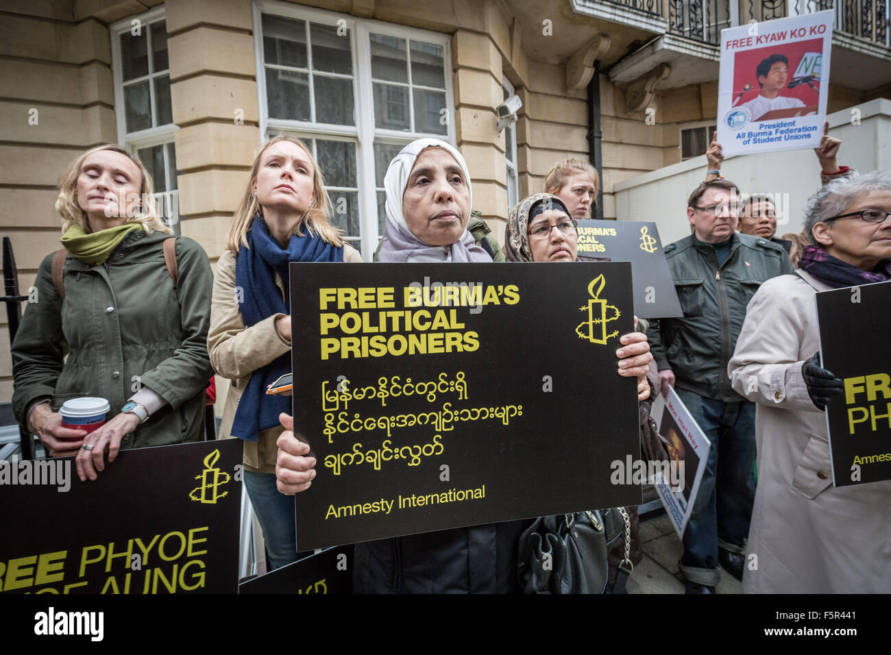 Londres, Royaume-Uni. 8 novembre, 2015. Élection birmane ambassade protester Crédit : Guy Josse/Alamy Live News Banque D'Images