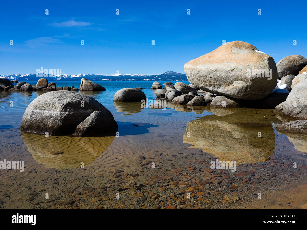 De gros rochers dans Lake Tahoe Banque D'Images