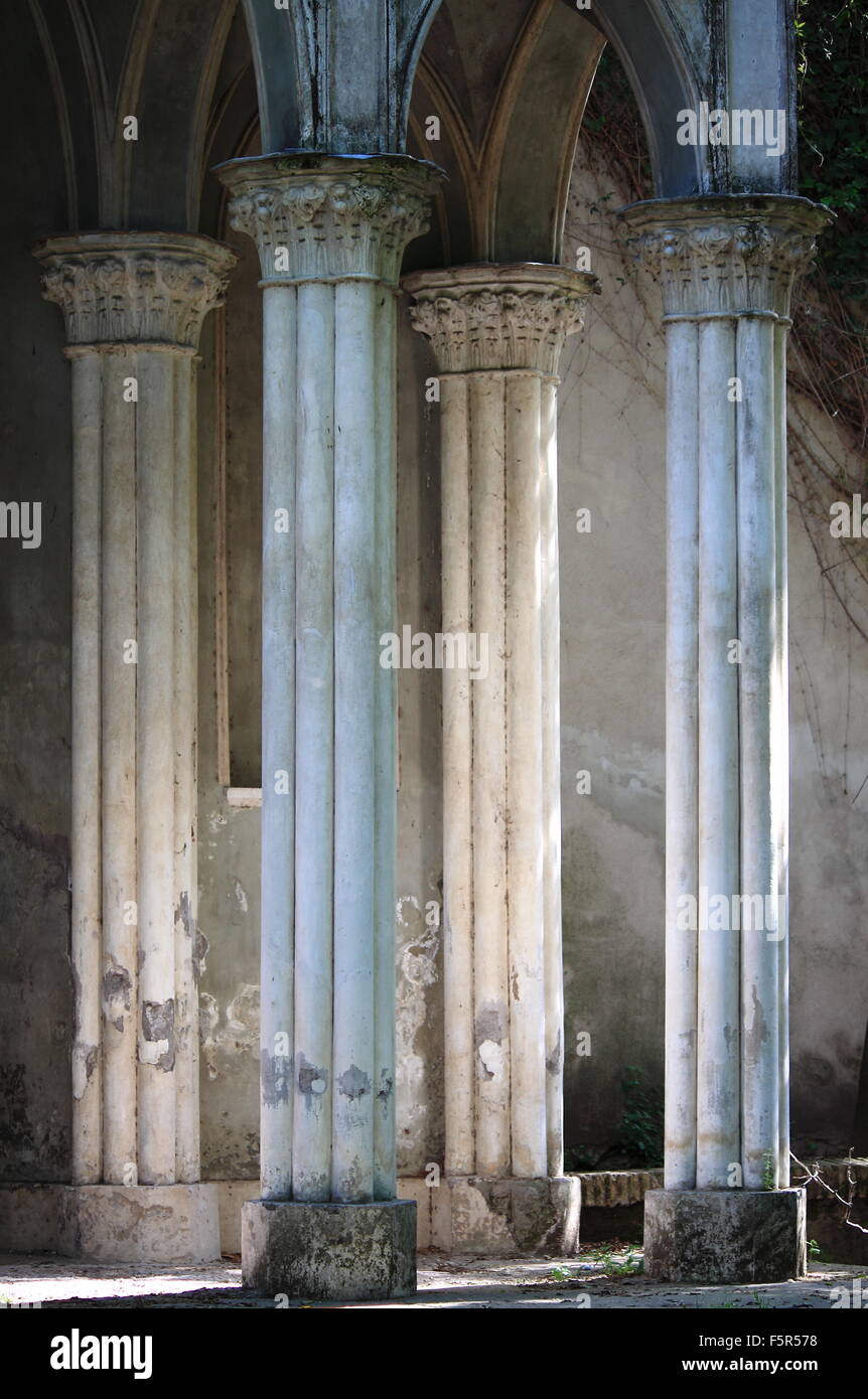 Colonnade médiévale typique de Rome, Italie Banque D'Images