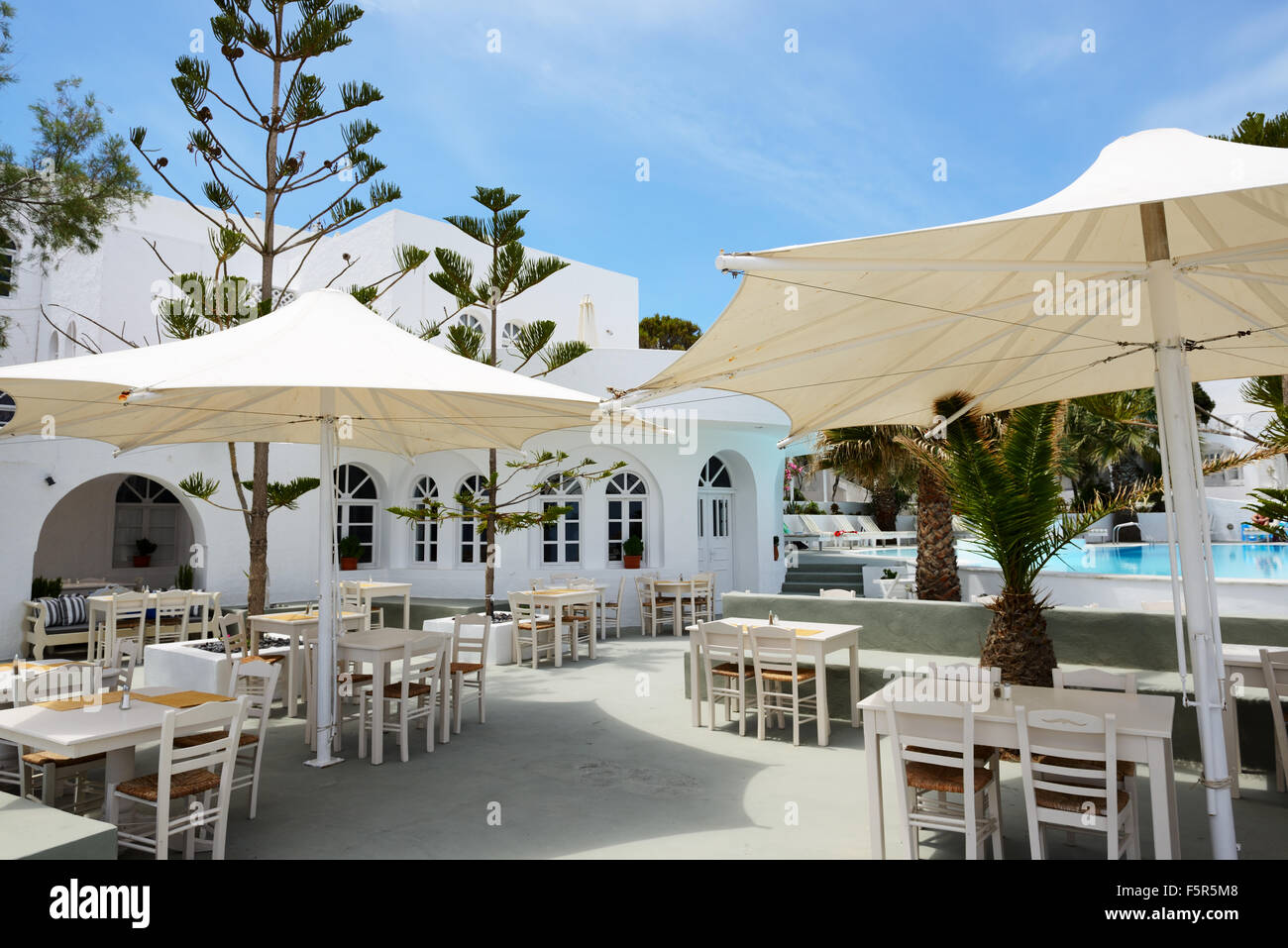 Le restaurant en plein air près de la piscine de l'hôtel de luxe, l'île de Santorin, Grèce Banque D'Images