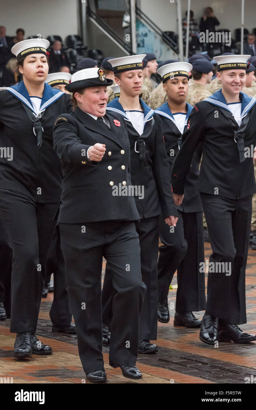 Birmingham, UK. 8 novembre, 2015. Une jeune femme sea cadet lutte pour revenir à l'étape de la Journée de la mémoire nationale Centenary Square BIRMINGHAM UK Crédit : David Holbrook/Alamy Live News Banque D'Images