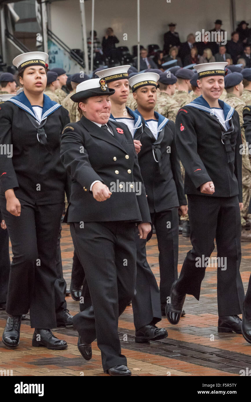 Birmingham, UK. 8 novembre, 2015. Une jeune femme sea cadet lutte pour revenir à l'étape de la Journée de la mémoire nationale Centenary Square BIRMINGHAM UK Crédit : David Holbrook/Alamy Live News Banque D'Images