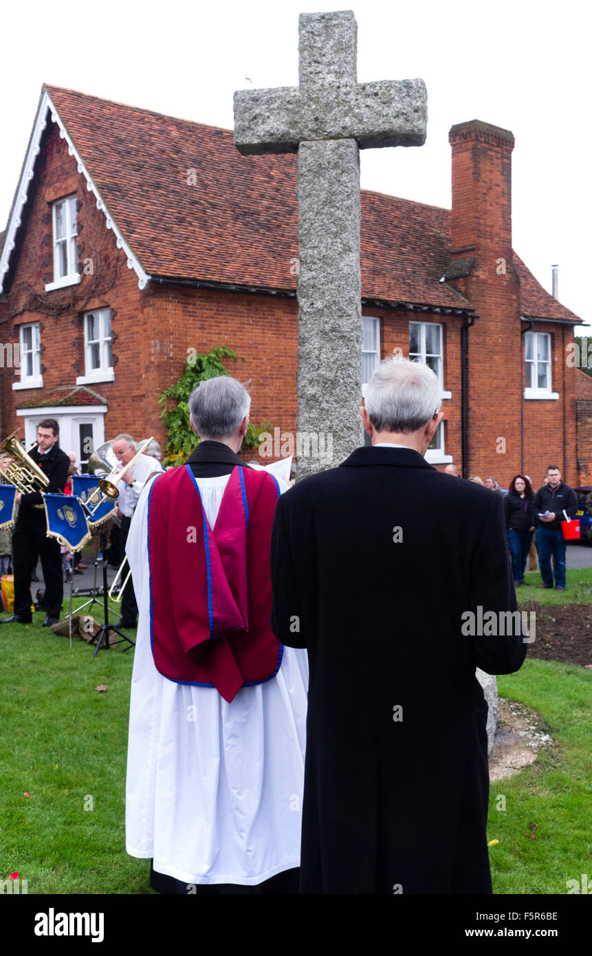 Grand Bardfield, Braintree, Essex, Royaume-Uni. 8 novembre, 2015. Service commémoratif au monument commémoratif de guerre Grand Bardfield Essex ROYAUME UNI le 8 novembre 2015. Dimanche du souvenir au Royaume-Uni est le dimanche le plus proche du 11 novembre qui est la date de la première guerre mondiale. Dimanche du souvenir commémore les morts des deux guerres mondiales. Crédit : William Edwards/Alamy Live News Banque D'Images