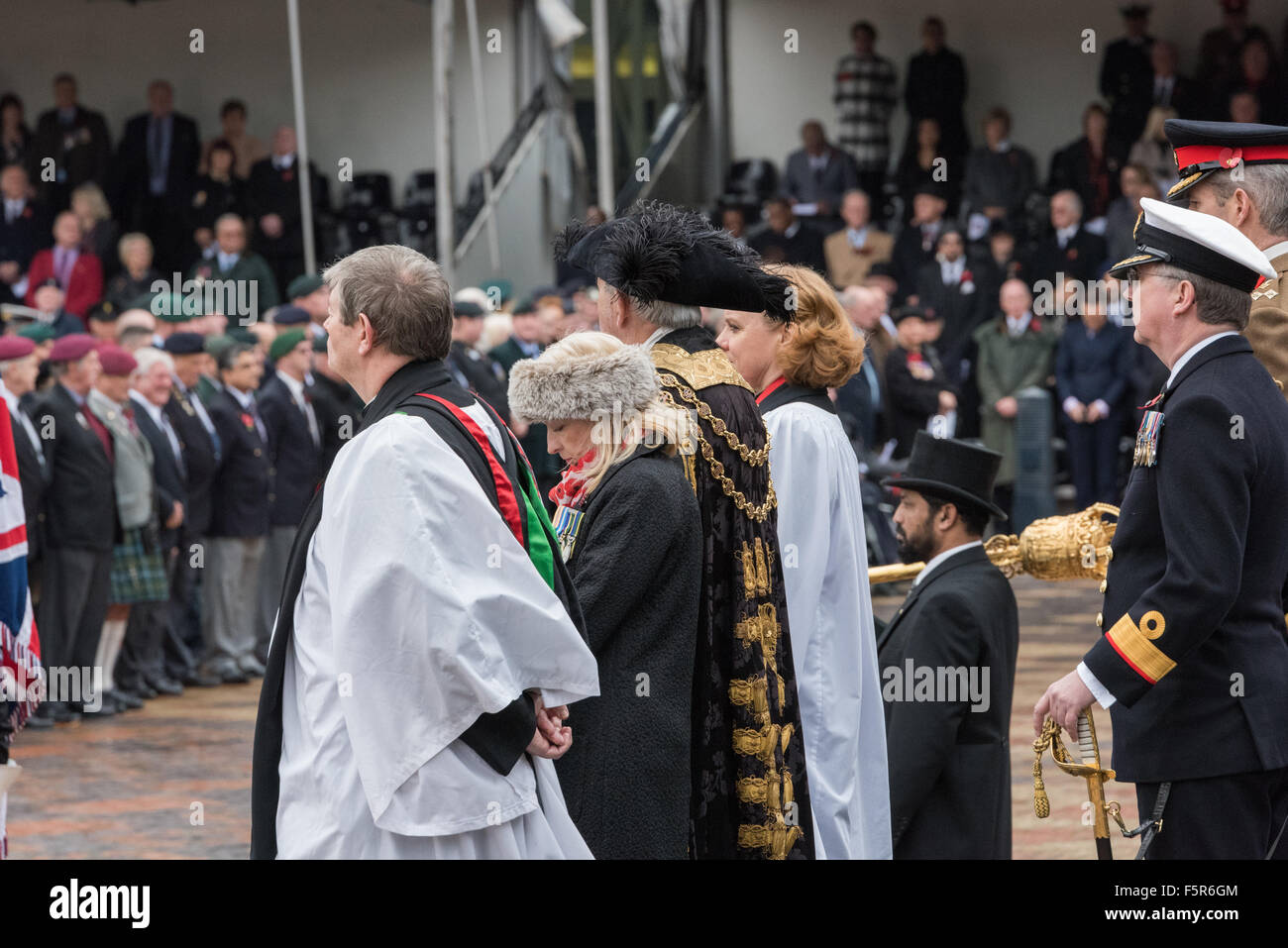 Birmingham, UK. 8 novembre, 2015. Le maire de Birmingham Le conseiller Raymond Hassall, l'aumônier, le Révérend Victor Van Den Bergh et le doyen de Birmingham Le Très Révérend Catherine Ogle à la Journée de la mémoire nationale Centenary Square BIRMINGHAM UK Crédit : David Holbrook/Alamy Live News Banque D'Images