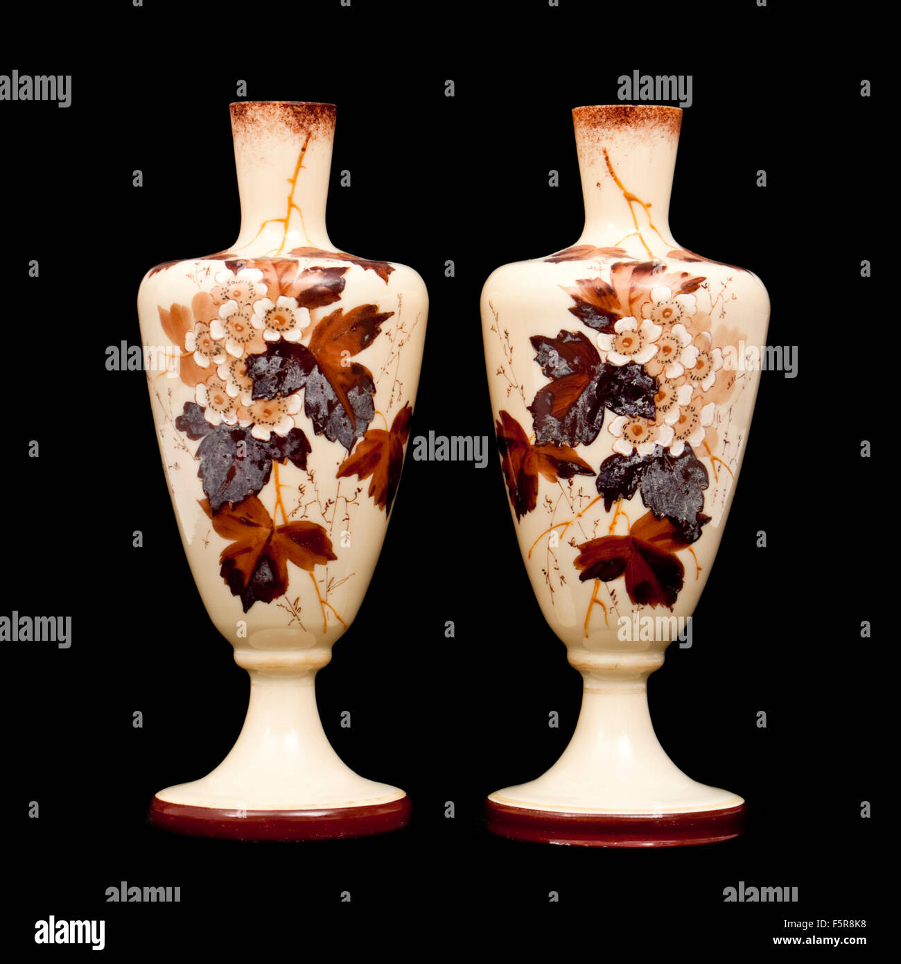 Victorien antique Paire de vases en verre opalin peint à la main Banque D'Images