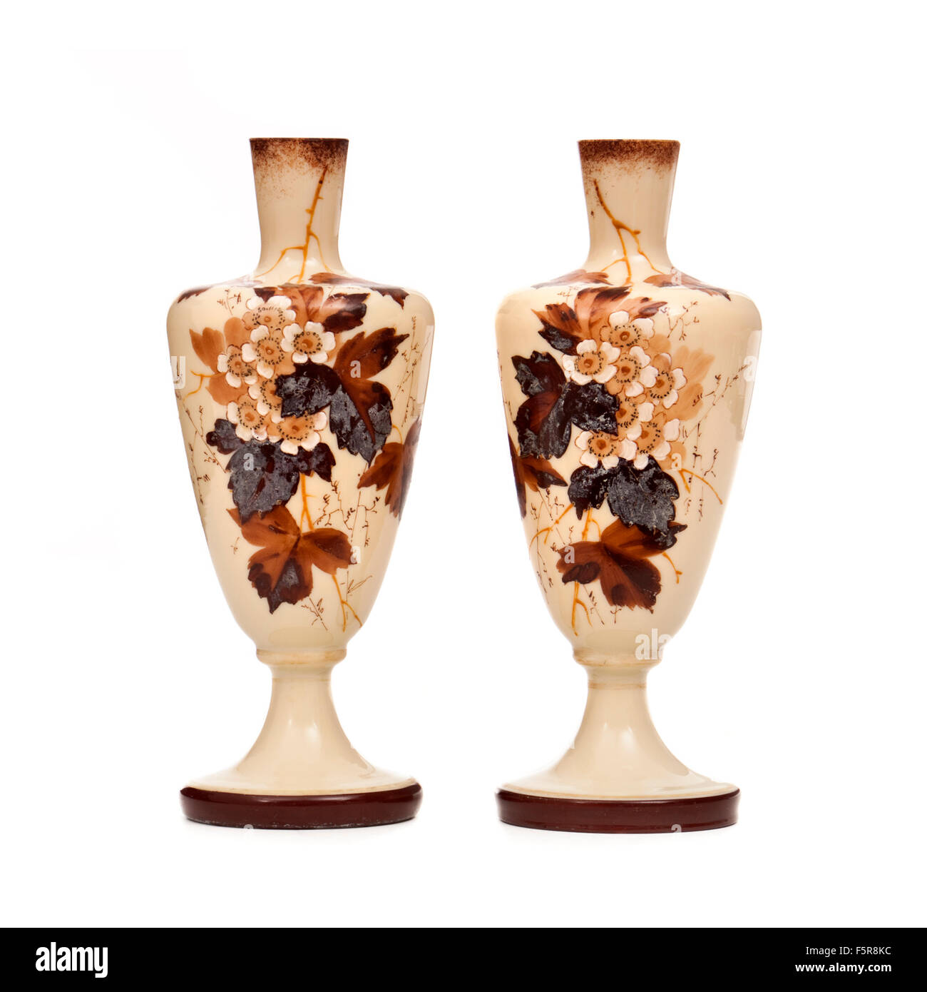 Victorien antique Paire de vases en verre opalin peint à la main Banque D'Images