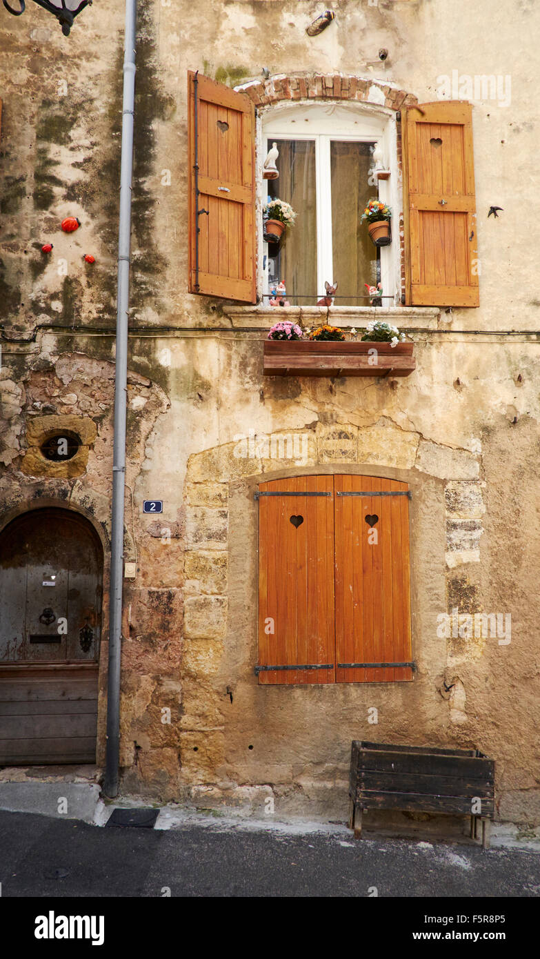 Les rues d'Aups, France. Fenêtres et volets avec tuyau de pluie Banque D'Images