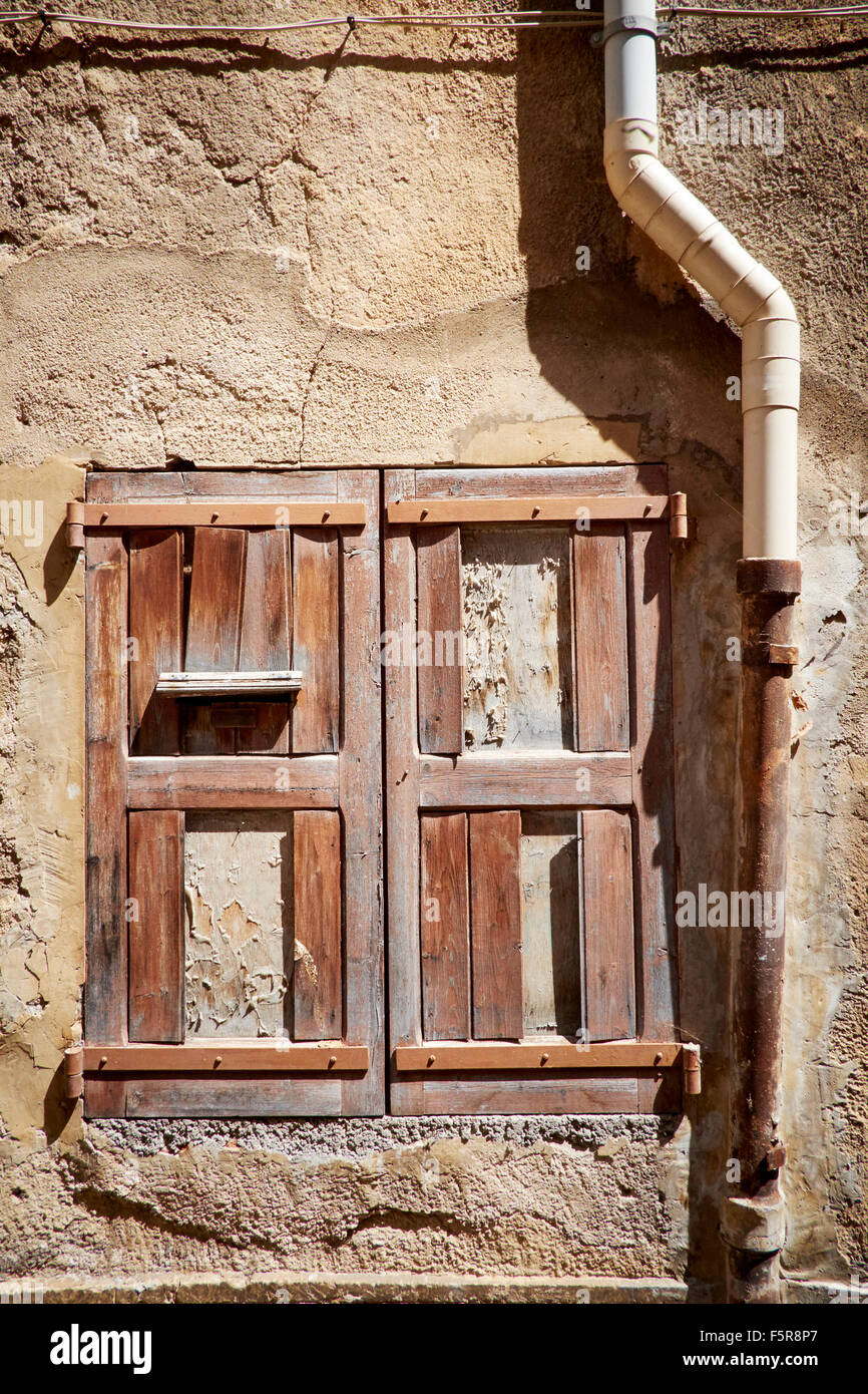 Les rues d'Aups, France. Fenêtre avec tuyau de pluie Banque D'Images