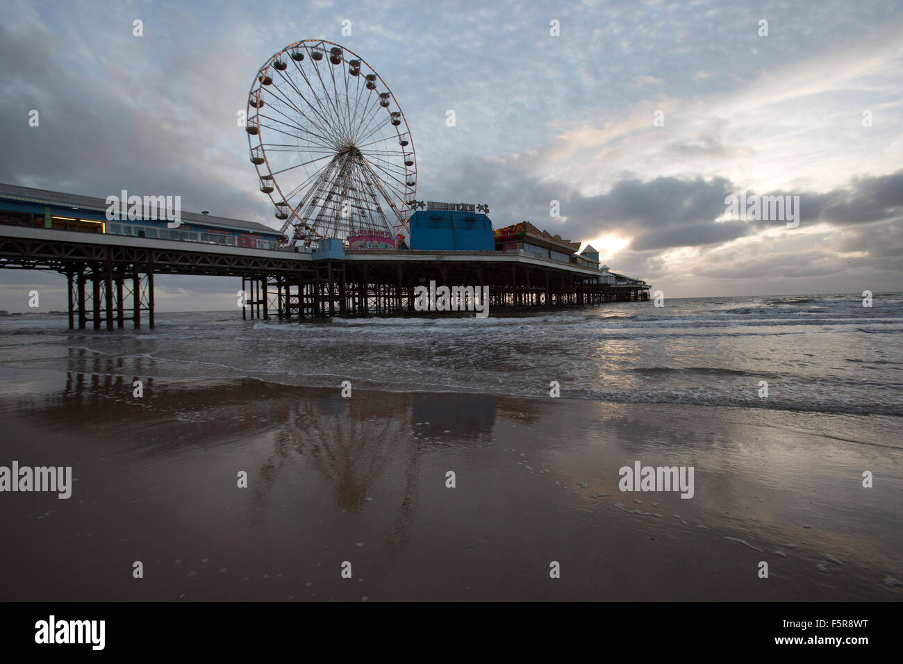 Ville de Blackpool, Angleterre. Vue pittoresque du crépuscule de Blackpool Central Pier. Banque D'Images