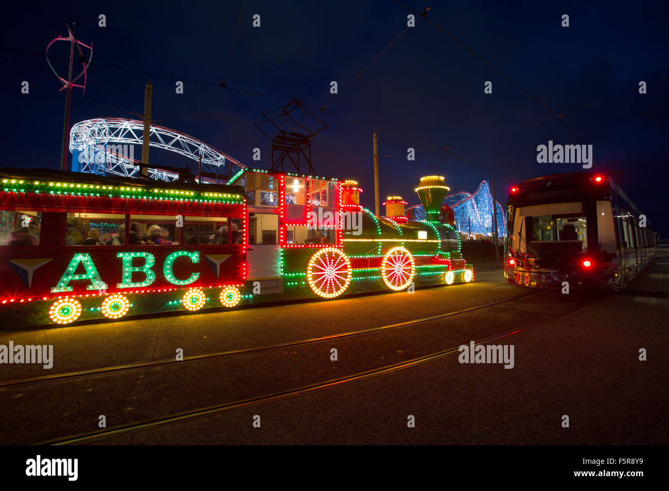 Ville de Blackpool, Angleterre. Vue de nuit de la pittoresque allumé des tramways, au cours de l'éclairage de Blackpool fête. Banque D'Images