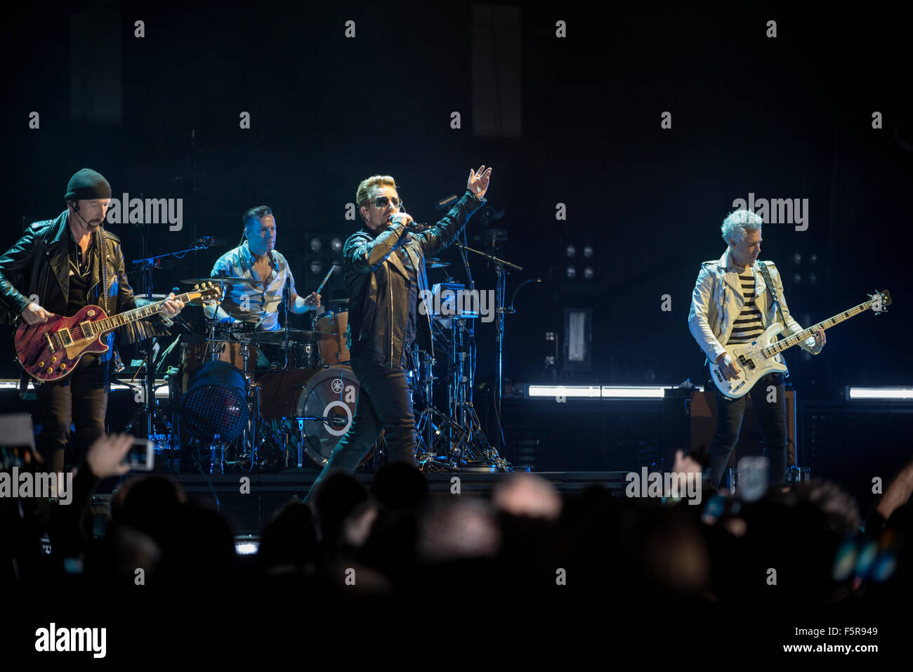 Le bord (L), Larry Mullen Jr., Bono et Adam Clayton de U2 effectuer au SSE Hydro dans le cadre de leur iNNOCENCE  + expérience tou Banque D'Images