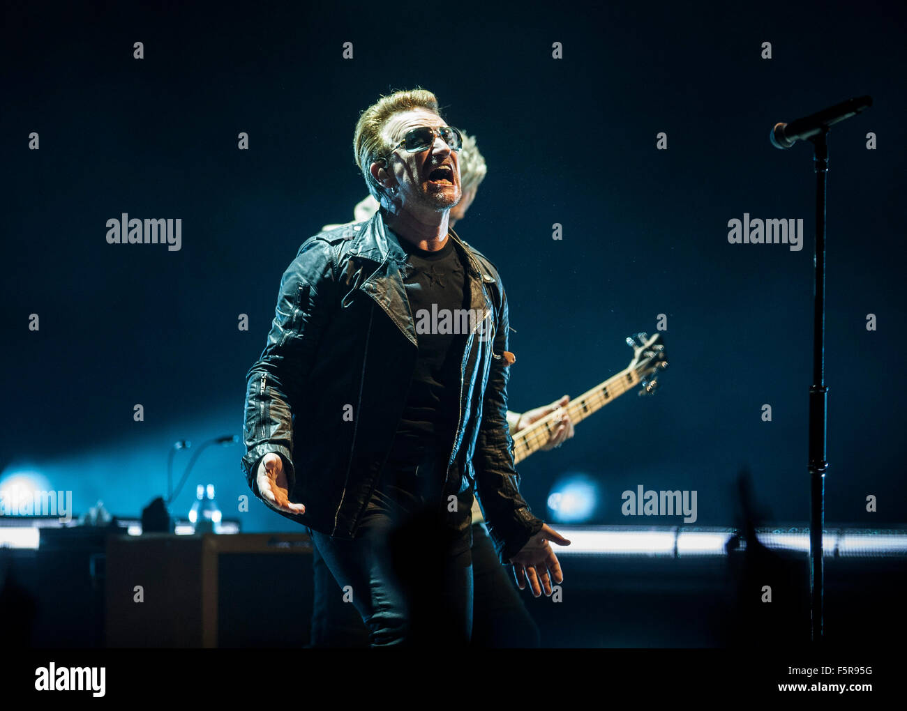 Bono de U2 fonctionne à la SSE Hydro dans le cadre de leur iNNOCENCE  + expérience tour le 6 novembre 2015 à Glasgow, en Écosse. Banque D'Images