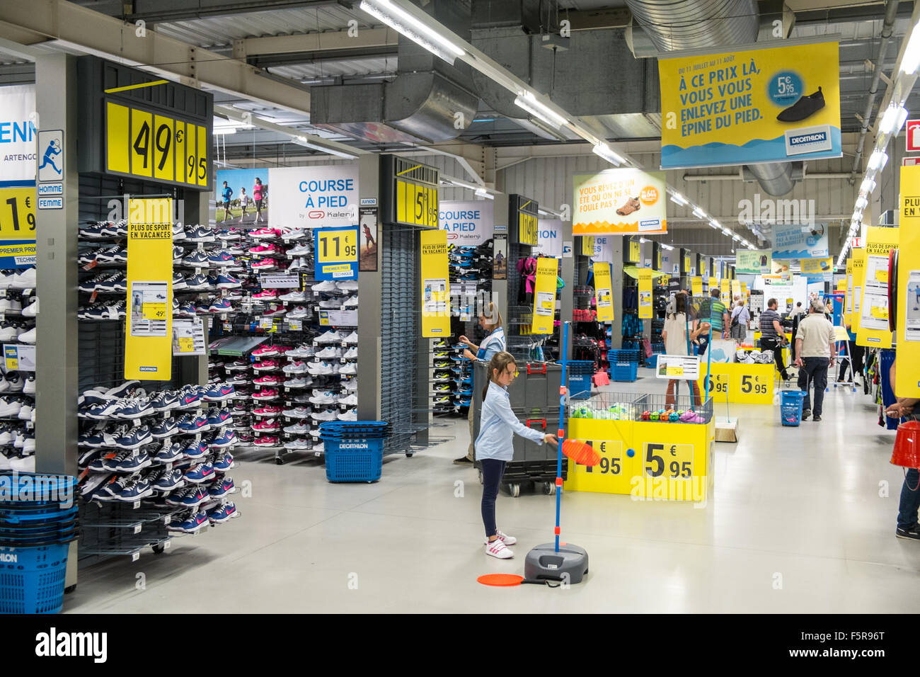 Decathlon store Banque de photographies et d'images à haute résolution -  Alamy