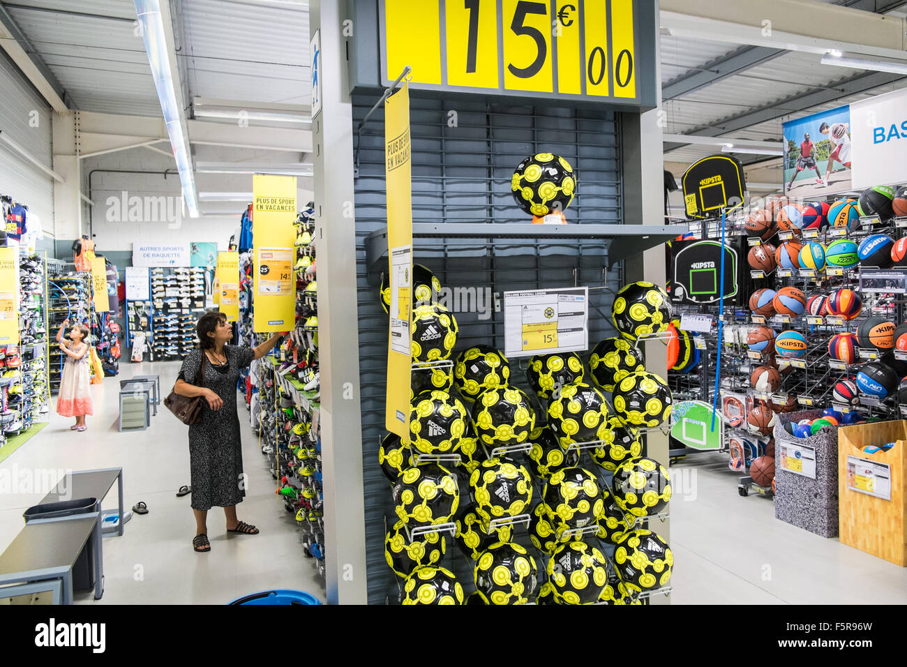 Pcs,bon marché,sport,sports, Decathlon, magasin,sports,boutique  outlet,store,grands,shopping,Superstore, dans l'Aude, Carcassonne, sud de  la France,France,Europe Photo Stock - Alamy