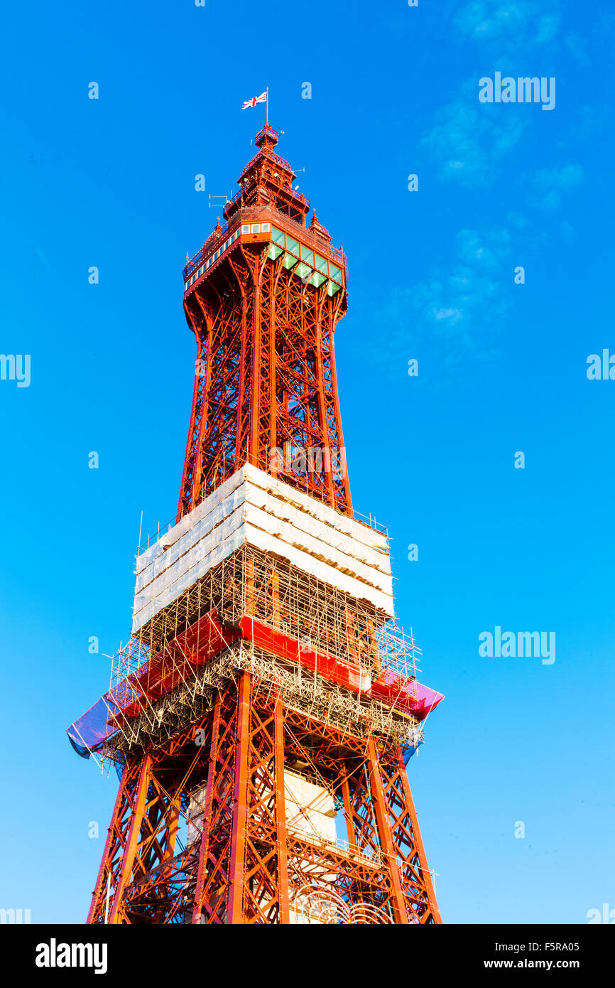 La tour de Blackpool contre un ciel bleu, Blackpool, Lancashire, England, UK Banque D'Images