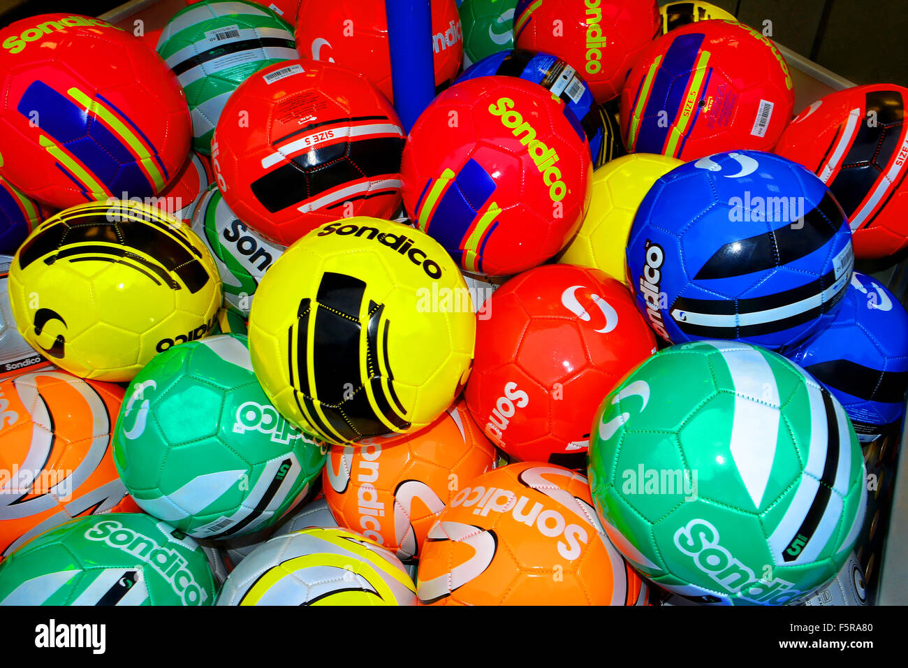 Ballons multicolores, rouge, vert, bleu, jaune, orange Banque D'Images
