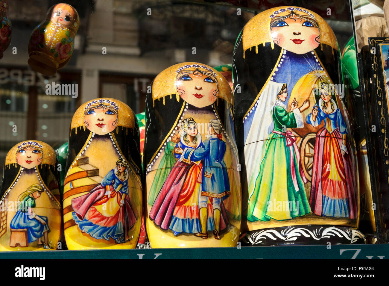 Quatre petites poupées colorée avec la peinture du conte de Cendrillon en vente à Budapest, Hongrie. Banque D'Images