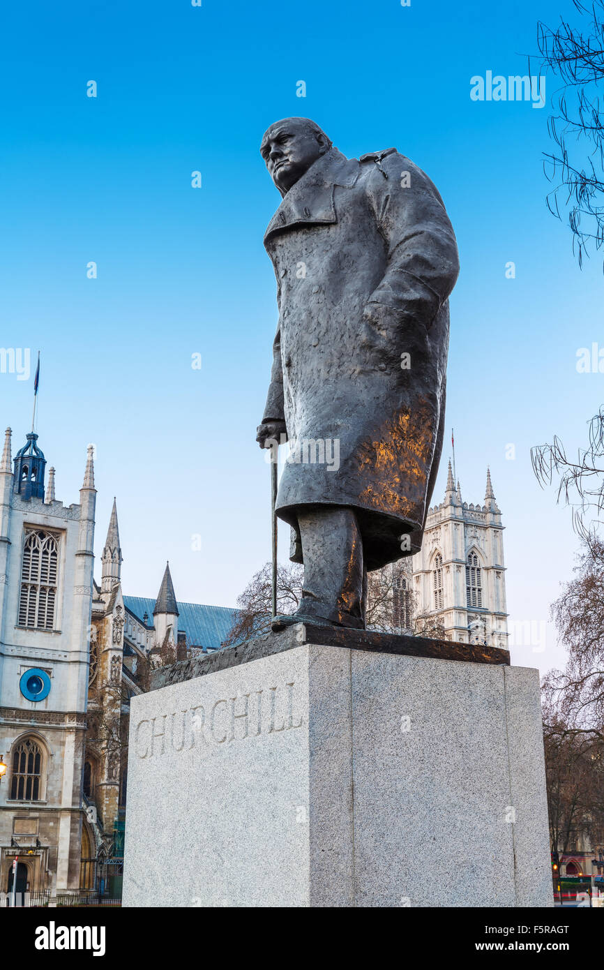 Statue de Sir Winston Churchill, regard vers Westminster Palace, le Parlement, Elizabeth Tower, Big Ben, au lever du soleil Banque D'Images