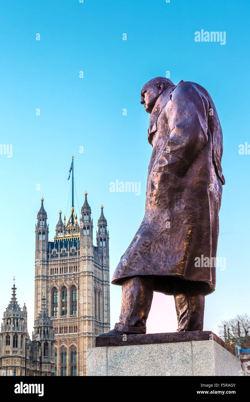 Statue de Sir Winston Churchill, regard vers Westminster Palace, le Parlement, Elizabeth Tower, Big Ben, au lever du soleil Banque D'Images