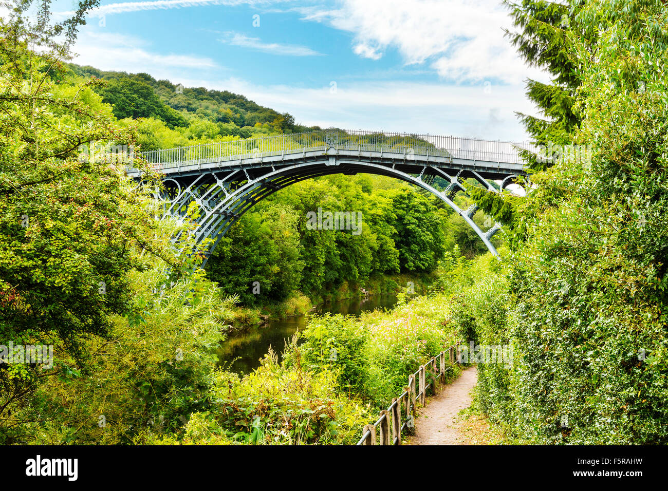 Le pont de fer sur la rivière Severn, Ironbridge Gorge, Shropshire, England, UK. Conçu par Thomas Farnolls Pritchard Banque D'Images
