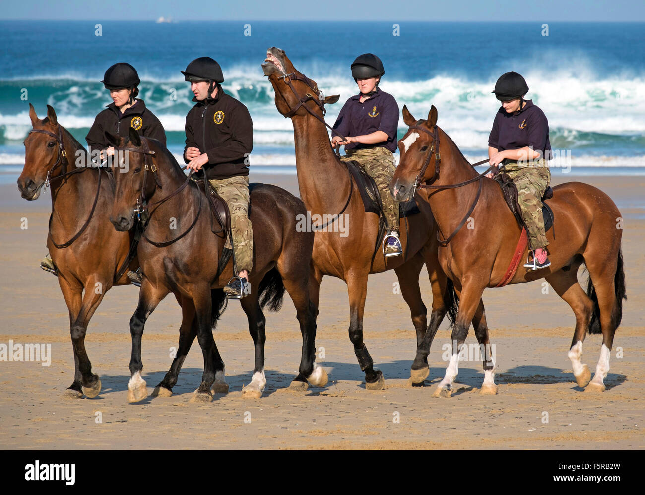 Les membres de la troupe Kings ' Royal Horse Artillery ' profiter de l'exercice sur la plage à Watergate Bay dans la région de Cornwall, UK Banque D'Images