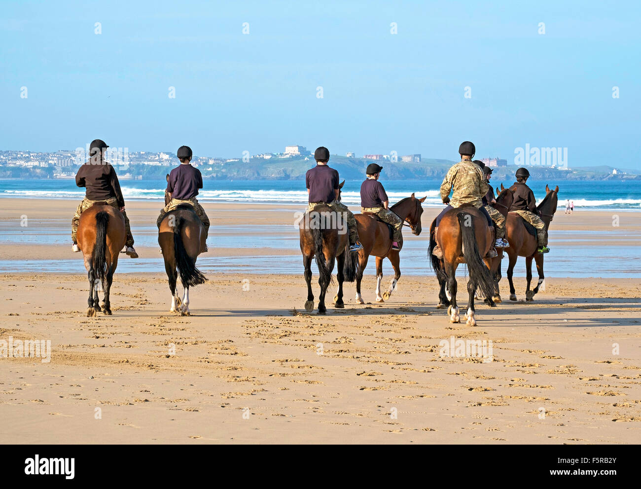 Les membres de la troupe Kings ' Royal Horse Artillery ' profiter de l'exercice sur la plage à Watergate Bay dans la région de Cornwall, UK Banque D'Images