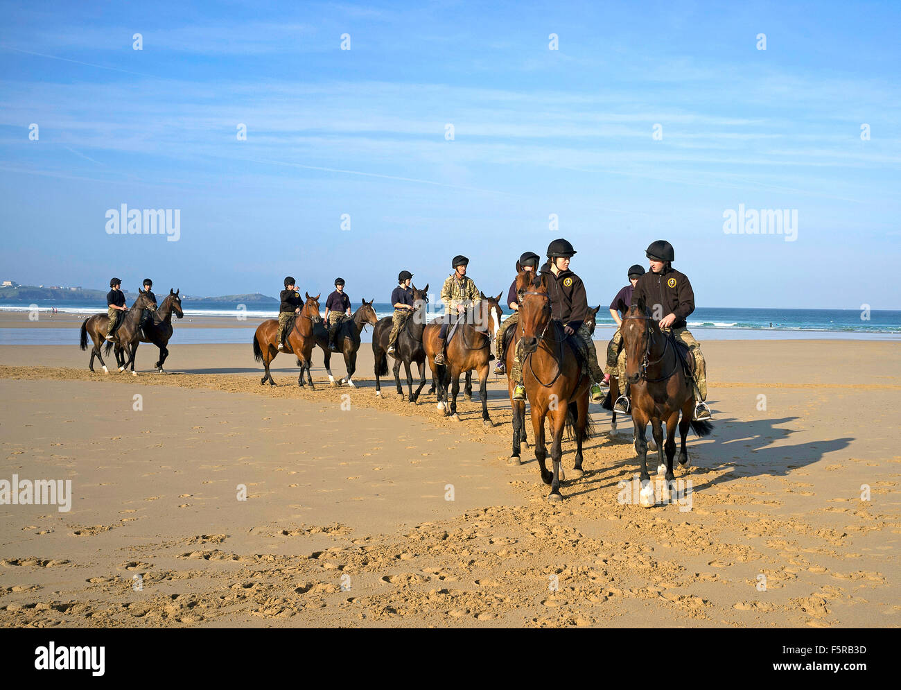 Les membres de la troupe Kings ' Royal Horse Artillery ' profiter de l'exercice sur la plage à Watergate Bay dans la région de Cornwall, UK Banque D'Images