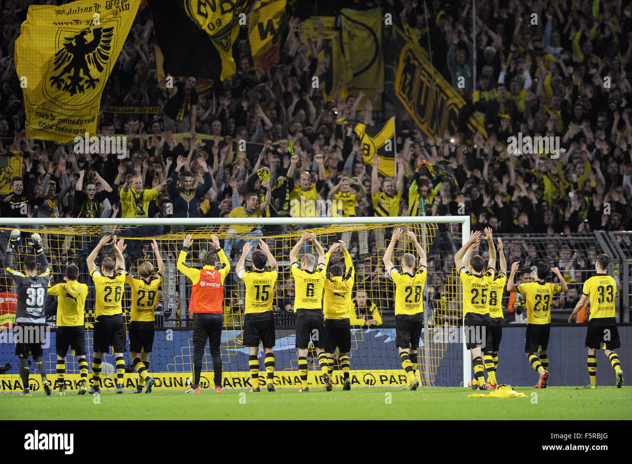 Dortmund, Allemagne. 05Th Nov, 2015. Dortmund Allemagne Signal-Iduna-Park 8.11.2015, Ligue allemande de football Bundesliga 2015/2016 journée 12 saison , Borussia Dortmund (BVB) vs Schalke 04 (S04) -----Dortmund joueurs célèbrent avec leurs fans Crédit : kolvenbach/Alamy Live News Banque D'Images