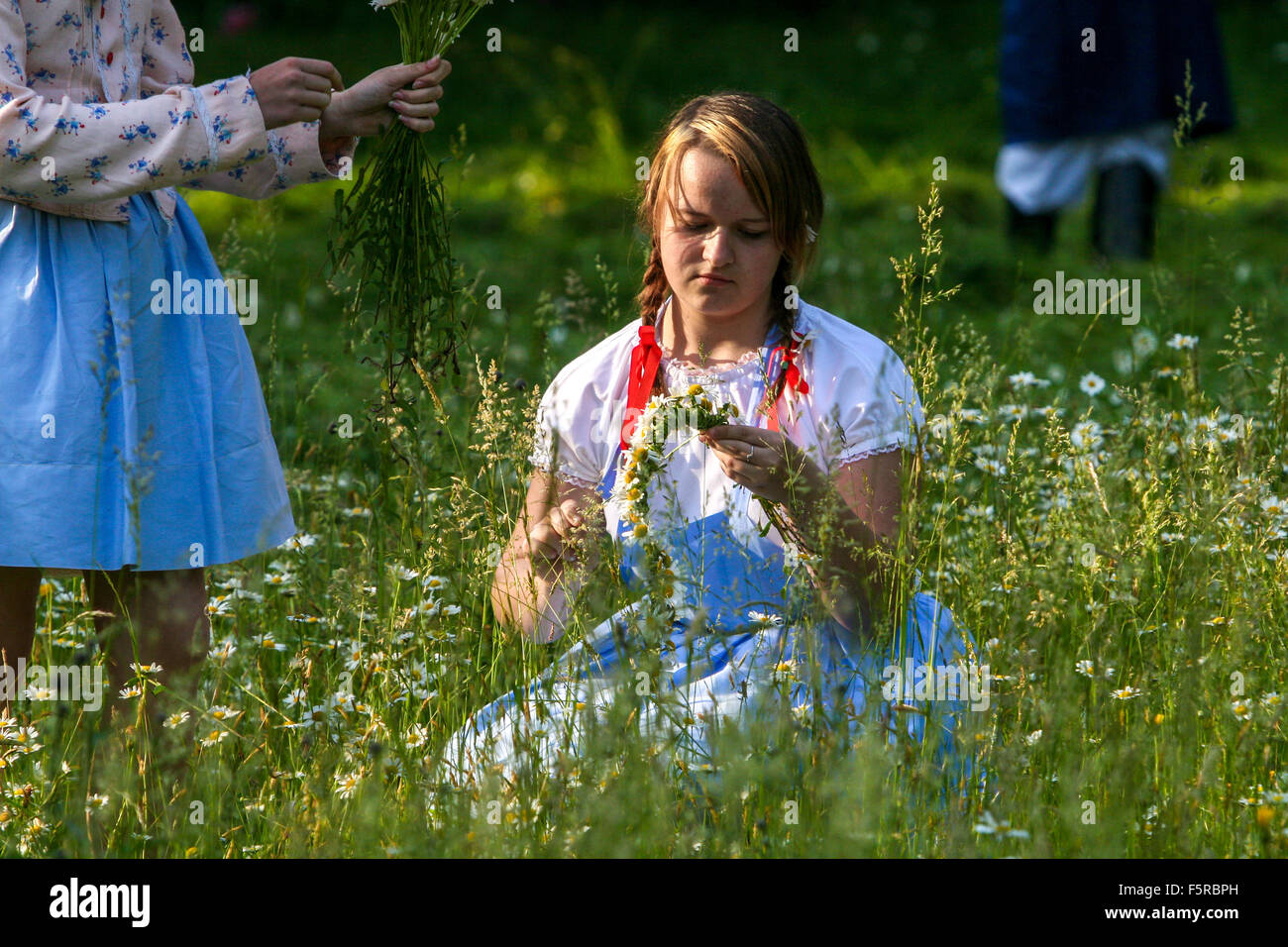 Jeune femme tricot couronne de Marguerites fille dans le costume folklore de prairie robe folklorique féminine deux filles habillées Traditional Folk Moravie République tchèque Banque D'Images