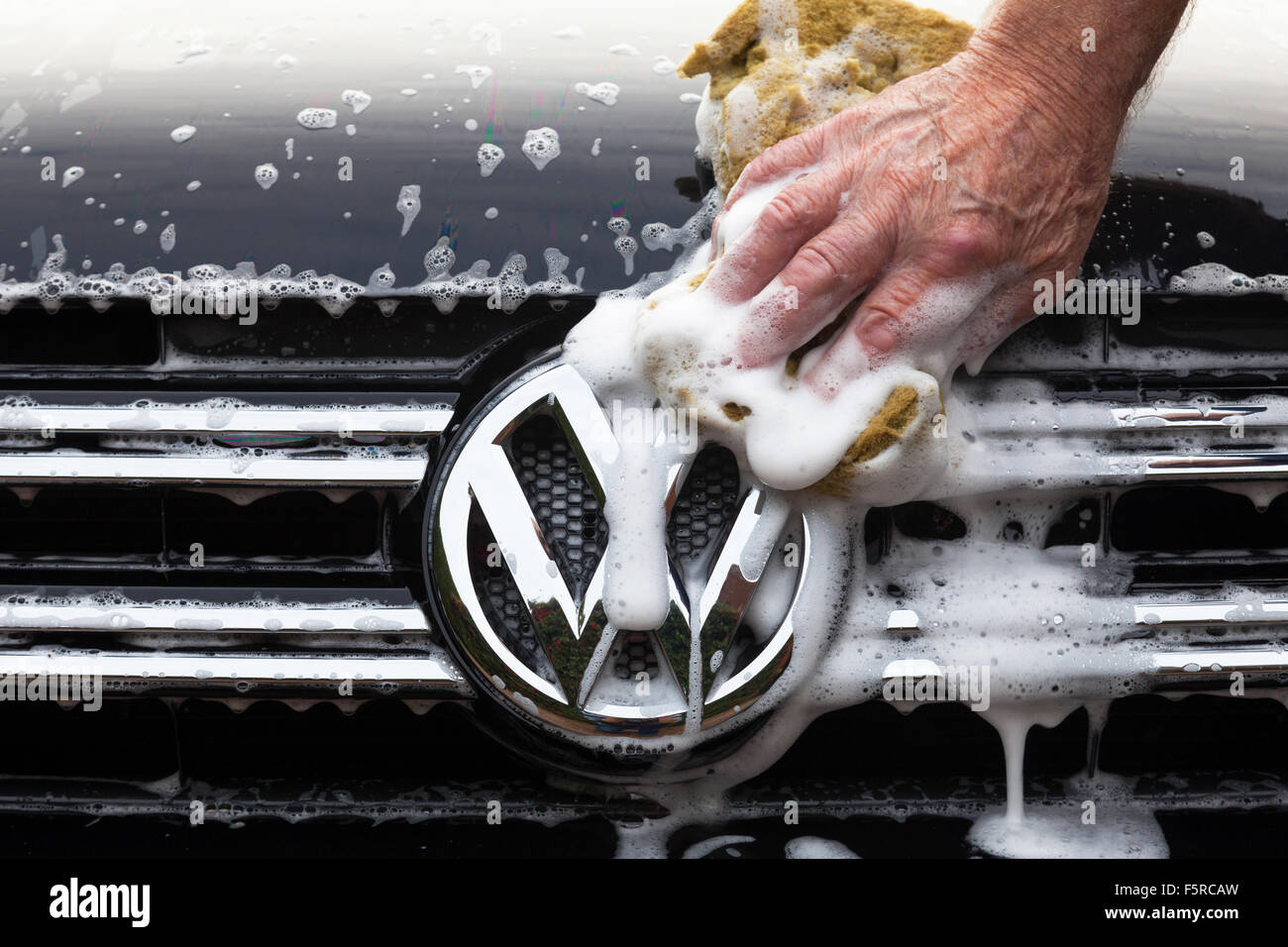 Le lavage d'une voiture VW au Royaume-Uni. Banque D'Images Le lavage d'une voiture VW au Royaume-Uni. Banque D'Images