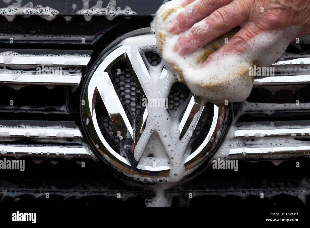 Le lavage d'une voiture VW au Royaume-Uni. Banque D'Images Le lavage d'une voiture VW au Royaume-Uni. Banque D'Images