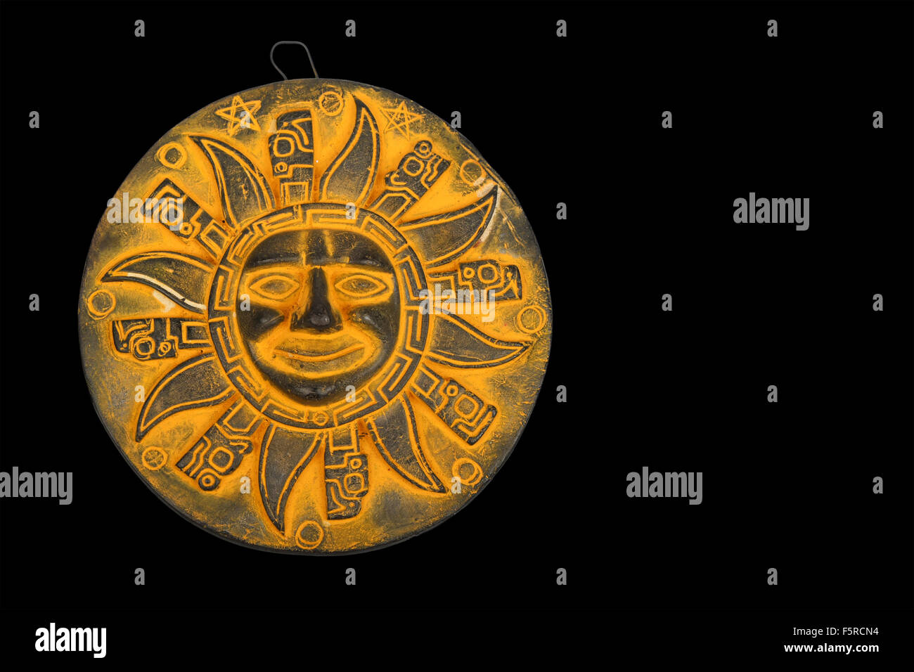 Traditionnel mexicain en céramique jaune symbole de soleil souvenir plaque isolé sur fond noir Banque D'Images