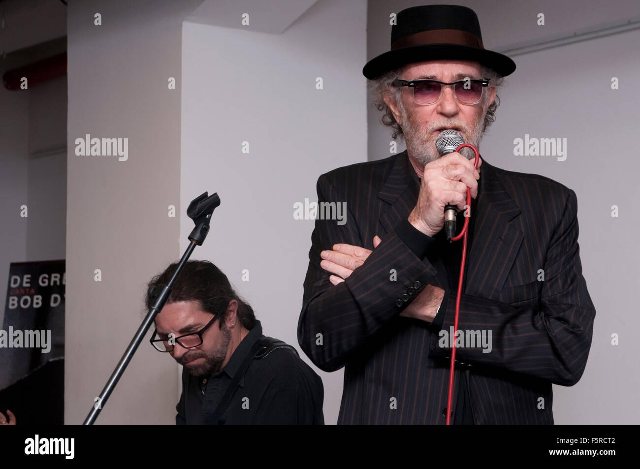 Naples, Italie. 05Th Nov, 2015. Singer Francesco De Gregori fait la promotion de son nouvel album 'De Gregori canta Bob Dylan - Amore e Furto' avec un live showcase à Naples. Francesco De Gregori est un chanteur et auteur-compositeur italien. Il est populairement connu comme 'Il Principe dei cantautori', un surnom faisant référence à l'élégance de ses paroles. Il a également été décrit par Bob Dylan comme 'Hero' italien populaire. Credit : Paola Visone/Pacific Press/Alamy Live News Banque D'Images