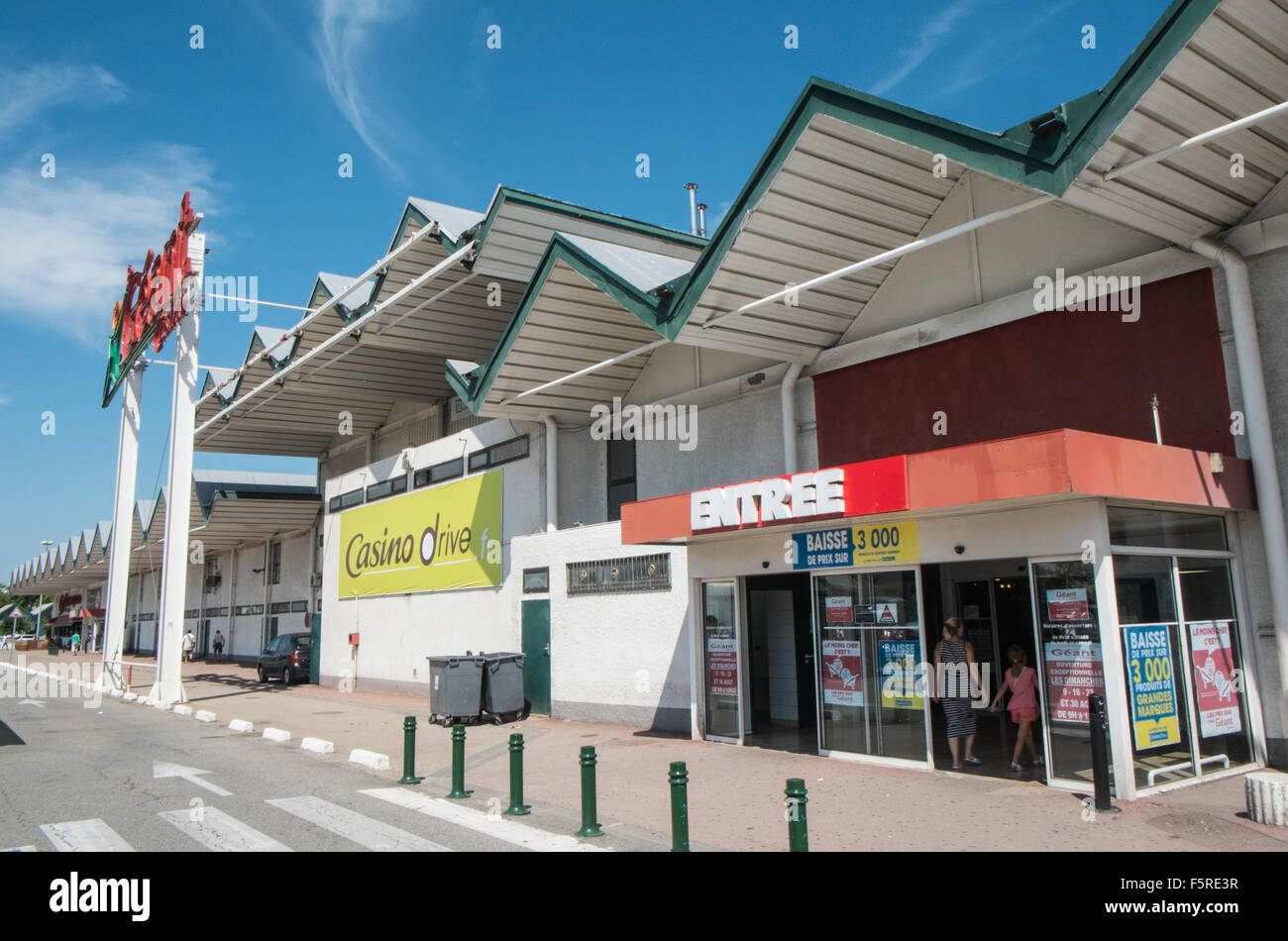At Geant Casino Supermarket Banque d'image et photos - Alamy