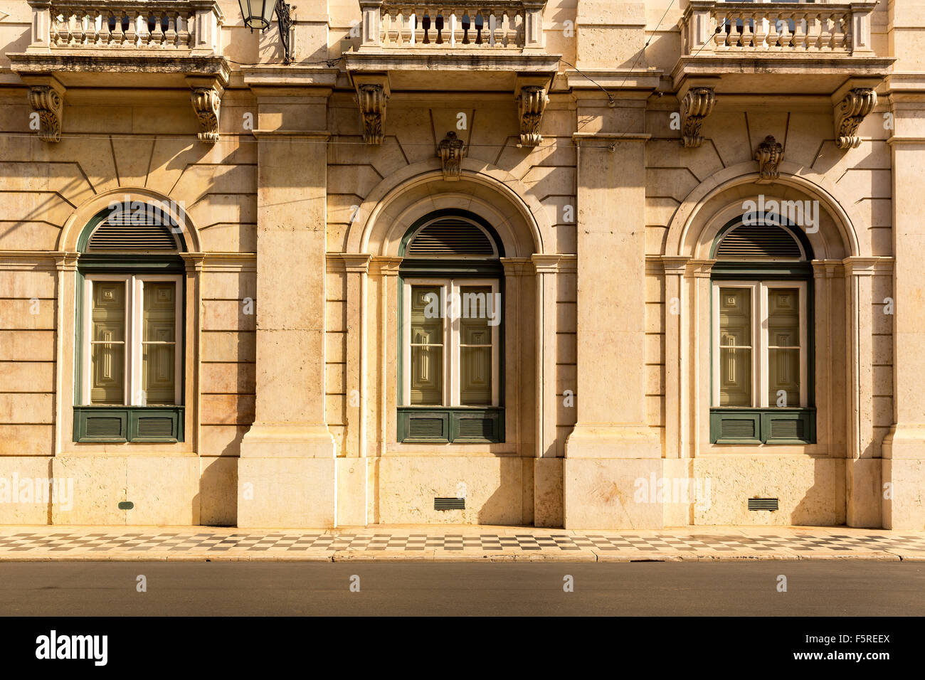 Bâtiment classique avec trois fenêtres close up, Portugal Banque D'Images