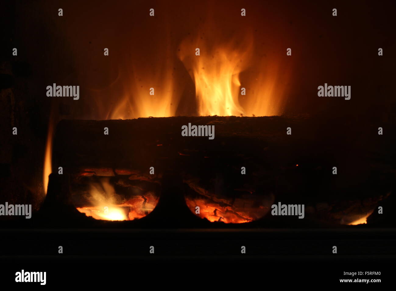 L'augmentation des flammes à l'arrière de la cheminée Banque D'Images